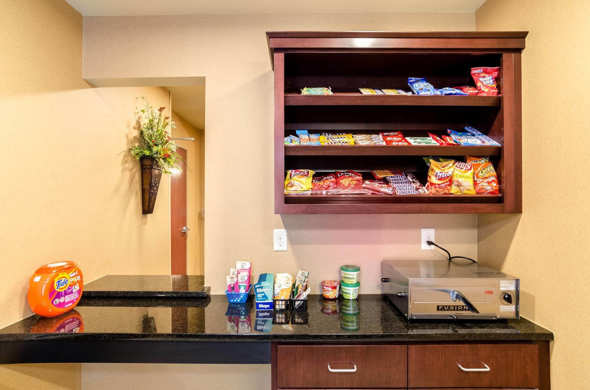 Cobblestone Inn&Suites - Oberlin Extérieur photo