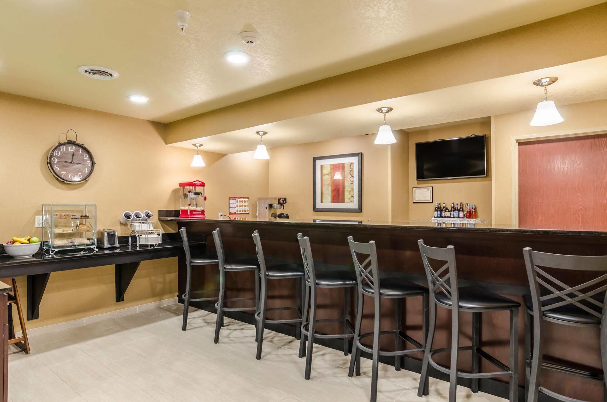 Cobblestone Inn&Suites - Oberlin Extérieur photo